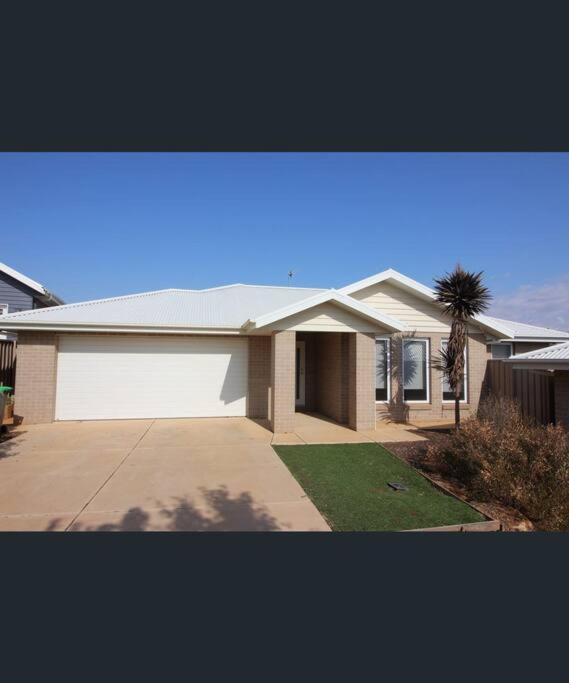 Urban 3Br Oasis: Style & Comfort Villa Wagga Wagga Exterior photo